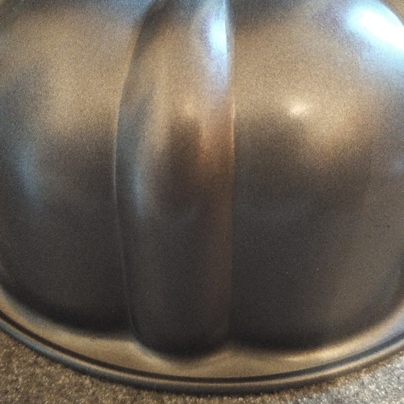 Calphalon nonstick Bundt pan - Picture 3 of 4